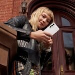 SAMSUNG Galaxy S22 5G (128GB, 8GB) 6.2" AMOLED 2X, 50MP 4K Camera, (International Model Fully Unlocked for AT&T, Verizon, T-Mobile, Global 5G) S901W (w/ 25W Charge Cube, Phantom Black) - Image 3